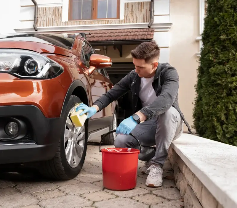 Lavage auto à domicile Aubiac : professionnel intervenant sur un véhicule